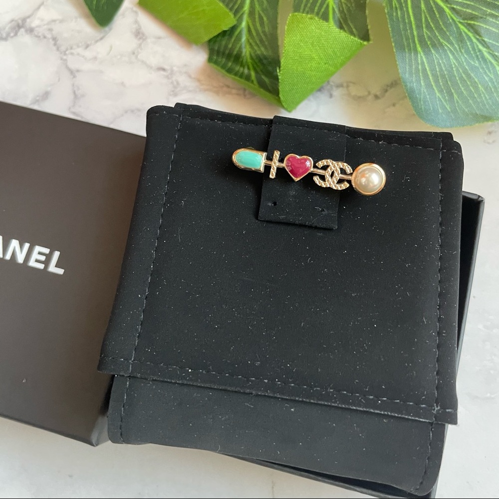 Chanel arrow heart brooch - Picture 2 of 5